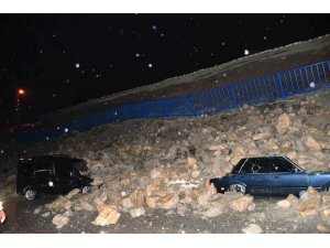 İSTİNAT DUVARININ PARK HALİNDEKİ ARAÇLARIN ÜZERİNE ÇÖKTÜĞÜ ANLAR KAMERADA