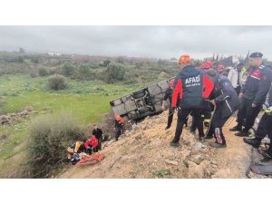 ANTALYA’DA YOLCU OTOBÜSÜ ŞARAMPOLE YUVARLANDI: 8 ÖLÜ, 26 YARALI