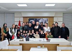 BAŞKAN KOCAGÖZ, GÖRME SORUNU OLAN ÖĞRENCİLERE GÖZLÜKLERİNİ TESLİM ETTİ