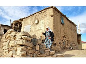 KAHRAMANMARAŞ’TA YILLARA MEYDAN OKUYAN EVLER GÖRÜNTÜLENDİ