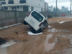 ÇÖKEN YOLA ARAÇ DÜŞTÜ