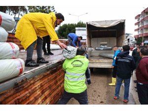BÜYÜKŞEHİR’DEN HORTUM VE FIRTINADAN ZARAR GÖREN ÜRETİCİYE SERA NAYLONU DESTEĞİ