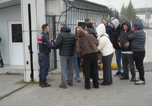 ANTALYA’DA 10 KİŞİNİN ÖLÜMÜYLE SONUÇLANAN KAZADA ACI ADLİ TIP KURUMU ÖNÜNE TAŞINDI