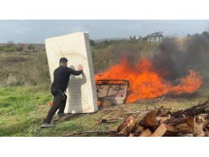 EŞYALARI TEMİZ KULLANMAYAN PERSONELE SİNİRLENDİ, LOJMANDAKİ BÜTÜN EŞYALARI ÇIKARTIP YAKTI