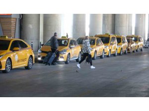 HAVALİMANI TAKSİCİLERİ, KORSANDAN ŞİKAYETÇİ