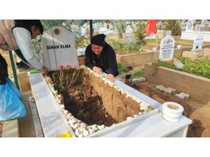 ADANA’DA YAĞIŞTA OĞLUNUN MEZARI ÇÖKEN ANNE GÖZYAŞLARINA BOĞULDU