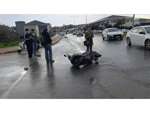 MANAVGAT’TA OTOMOBİLLE ÇARPIŞAN MOTOSİKLETLİ YARALANDI