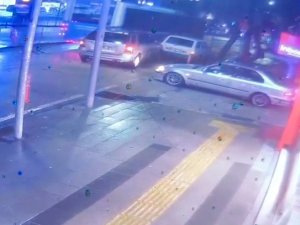 SÜRÜCÜSÜ FENALAŞAN CİP 3 ARACA ÇARPTI