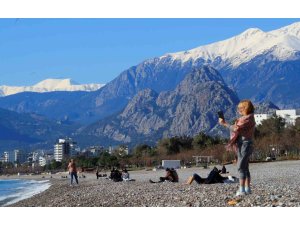 ANTALYA’DA KARLI DAĞLARIN GÖLGESİNDE DENİZ KEYFİ