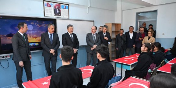 VALİ ŞAHİN, 'İLK DERSİMİZ BAYRAK SEVGİSİ' PROGRAMINA KATILDI