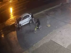 OTOMOBİL LASTİKLERİNİ KESİP MARKETTEN HIRSIZLIK YAPTILAR