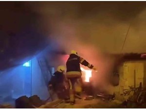 MERSİN’DE BİR EVİN AMBARINDA ÇIKAN YANGIN KORKUTTU