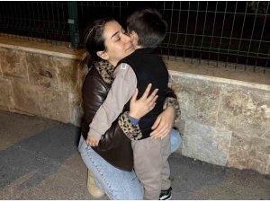 ANNE, ÇOCUĞUNA 1,5 YIL SONRA POLİS MERKEZİNDE KAVUŞTU