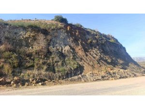 MANAVGAT’TA YOL GÜVENLİĞİNİ TEHDİT EDEN DEV KAYA PARÇALANIP KALDIRILDI