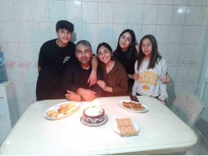 DEPREMDE TÜM AİLESİNİ KAYBEDEN BABA, 04.17’DE MEZAR BAŞINDA GÖZYAŞLARINA BOĞULDU