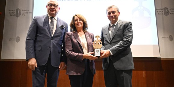 JALE İNAN YILIN KADINI ÖDÜLÜ PROF DR FULYA SARVAN'IN