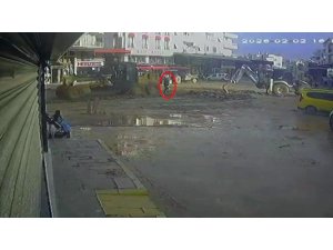 ANTALYA’DA İŞ MAKİNESİNİN BELEDİYE ÇALIŞANINA ÇARPMA ANI KAMERADA