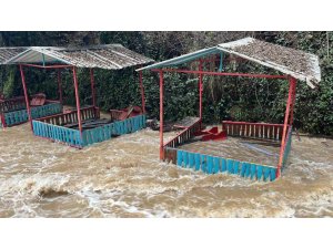 ALANYA’DA ÇAY TAŞTI: İŞLETMELERE AİT ÇARDAKLAR SULAR ALTINDA KALDI