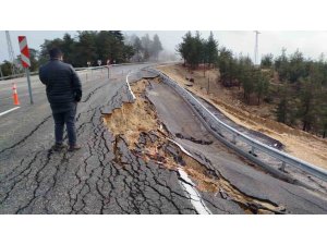 MERSİN’DE ŞİDDETLİ YAĞIŞTA YOLDA 2 METRELİK ÇUKUR OLUŞTU