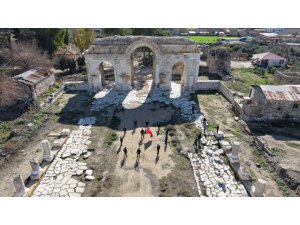 ÖĞRENCİLER ANVARZA’DA ZEYBEK OYNADI