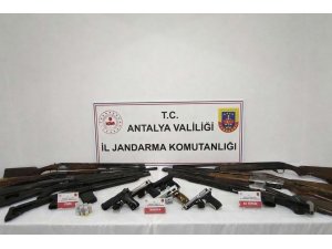 GAZİPAŞA’DA RUHSATSIZ 15 SİLAH ELE GEÇİRİLDİ