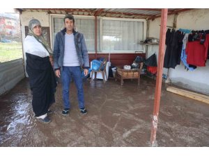 SEL SULARININ BASTIĞI EVİ ZARAR GÖREN KADIN AFET ESNASINDA YARALANDI