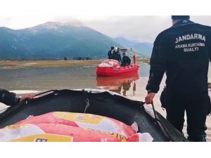 YAYLADA MAHSUR KALAN ÇOBAN VE YÜZLERCE HAYVANA BOTLA YEM İLE ERZAK TAŞIDILAR