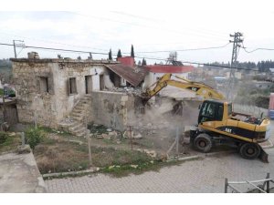 MERSİN’DE METRUK BİNA KONTROLLÜ ŞEKİLDE YIKILDI