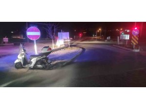 DEVRİLEN MOTOSİKLETİN SÜRÜCÜSÜ AMBULANSTA TEDAVİ EDİLDİ