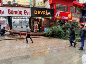 ISPARTA'DA SAĞANAK VE FIRTINA HASARA YOL AÇTI
