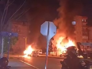 TARTIŞTIĞI KIZ ARKADAŞI İLE ANNESİNİN ARAÇLARINI KUNDAKLADI