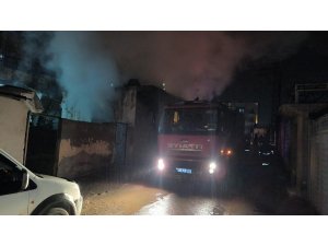 KIRIKHAN’DA METRUK BİNADAN ALEVLER YÜKSELDİ