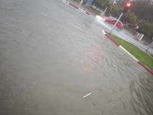 ANTALYA’DA SAĞANAK ETKİLİ OLDU,ARAÇLAR YOLLARDA İLERLEMEKTE ZORLANDI