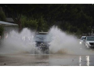 ANTALYA’DA ŞİDDETLİ YAĞIŞ HAYATI OLUMSUZ ETKİLEDİ