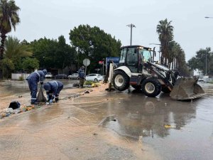 BÜYÜKŞEHİR EKİPLERİ ŞİDDETLİ YAĞIŞA KARŞI TEYAKKUZ HALİNDE