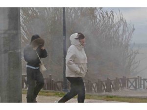 ŞELALE ŞİDDETLİ RÜZGARLA TERSİNE ÇAĞLADI, DENİZİN RENGİ KAHVERENGİYE BÜRÜNDÜ