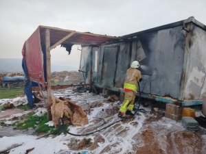 REYHANLI’DA ALEVLERE TELSİM OLAN KONTEYNER YANDI