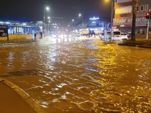 ALANYA'DA CADDELERİ SU BASTI