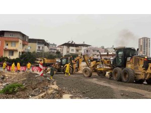 TARSUS’TA SAĞANAK YAĞIŞLARA EKİPLER ANINDA MÜDAHALE ETTİ