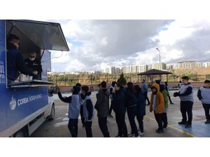 ANTAKYA BELEDİYESİ’NDEN SOĞUK KIŞ GÜNÜNDE ÖĞRENCİLERE ÇORBA İKRAMI