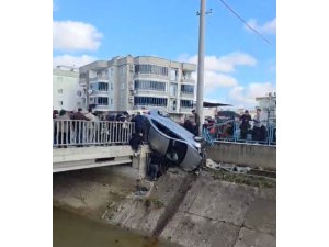 KAZA YAPAN ARAÇ KÖPRÜNÜN KORKULUKLARINDA ASILI KALDI, FACİA UCUZ ATLATILDI