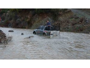 SELE TESLİM OLAN YOLLARDA ARAÇLAR MAHSUR KALDI: YAŞANAN ZOR ANLAR KAMERADA