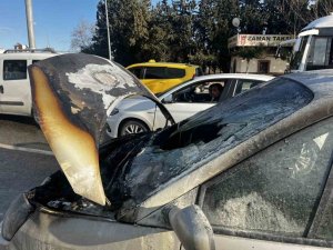 SEYİR HALİNDEKİ ALEV ALAN OTOMOBİL KULLANILAMAZ HALE GELDİ