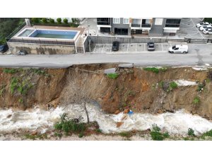 ALANYA’DA ŞİDDETLİ YAĞIŞ SONRASI HEYELAN OLUŞTU, YOL ÇÖKTÜ