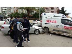 ANTALYA’DA OTOMOBİL İLE HAFİF TİCARİ KAVŞAKTA ÇARPIŞTI: 3 YARALI