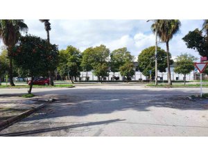 BULVARDA SÜREKLİ KAZA OLMASINA ESNAF İSYAN ETTİ