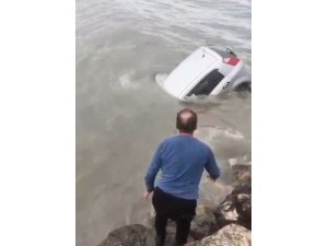 ARACIYLA DENİZE DÜŞEN SÜRÜCÜYÜ SAHİL GÜVENLİK KURTARDI