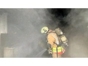 HATAY’DA KONTEYNER YANGINI BÜYÜMEDEN SÖNDÜRÜLDÜ