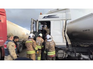 DÖRTYOL’DA TIRLA ÇARPIŞAN TANKERİN SÜRÜCÜSÜ YARALANDI