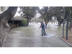 MANAVGAT IRMAĞI’NDA SU DEBİSİ YÜKSELDİ, İŞLETMELERİ SU BASTI